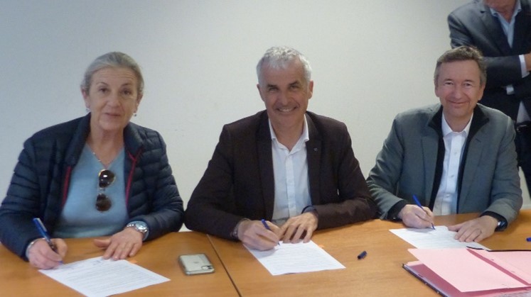 Photo de la signature de la convention de partenariat avec la Chambre d'Agriculture du Gard